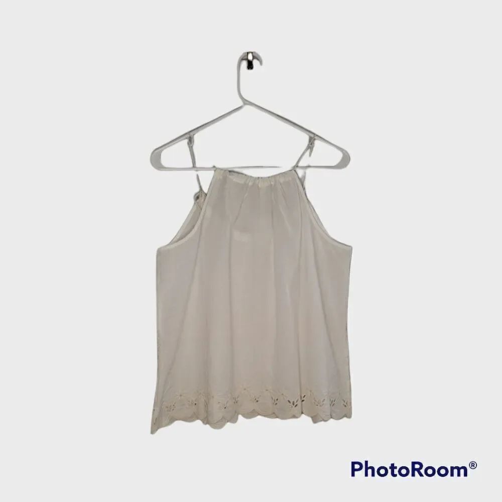 Elegant White Sleeveless Blouse - Picture 2 of 8